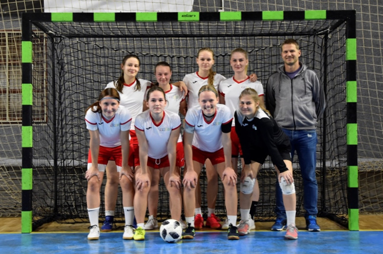 Šolska ženska nogometna ekipa se je uvrstila na državno tekmovanje!