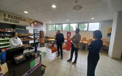 Obisk g. Boscarola v šolski učni prodajalni »Štacuna Super E« na Srednji šoli Slovenska Bistrica