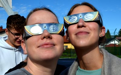 Javno opazovanje delnega Sončevega mrka 25. oktobra 2022 pred Srednjo šolo Slovenska Bistrica