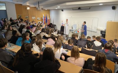 Ogled predstave Neustrašna raziskovalka Marie Curie in radioaktivnost